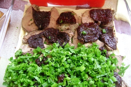 Слоеный пирог с куриной печенью, вялеными помидорами, сыром и зеленым луком: шаг 2