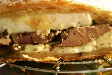 Слоеный пирог с куриной печенью, вялеными помидорами, сыром и зеленым луком: шаг 5