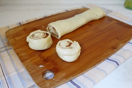 «cinnabon (синнабон)» с глазурью из белого шоколада и орехами: шаг 10