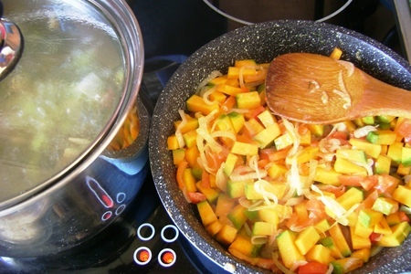 Пряный суп из тыквы с нутом и овощами. воскресный тыквенный обед. фм: шаг 1