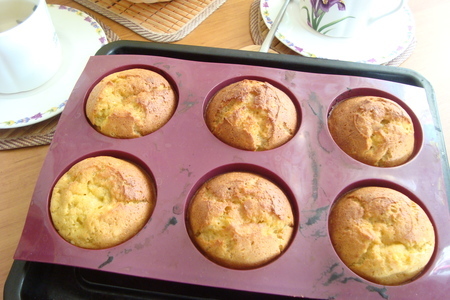 Пшенные кексы с тыквенным пюре и изюмом с зелёным чаем со сливками.завтрак: шаг 7