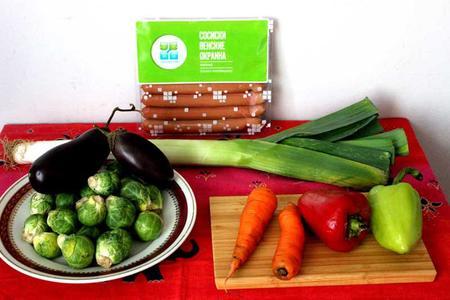 Венские сосиски, запеченные в томатном соусе с овощным ассорти, с гремолатой. тест-драйв с окраиной: шаг 1