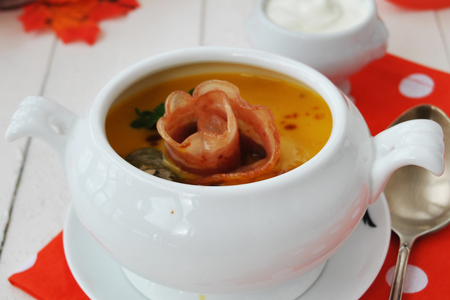 Крем –суп из тыквы с розами из бекона и соусом табаско: шаг 6