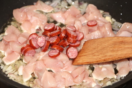 Рис с курицей и колбасками "а-ля паэлья" (тест-драйв с окраиной): шаг 4