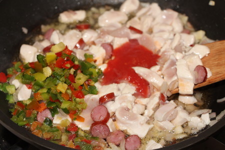 Рис с курицей и колбасками "а-ля паэлья" (тест-драйв с окраиной): шаг 5