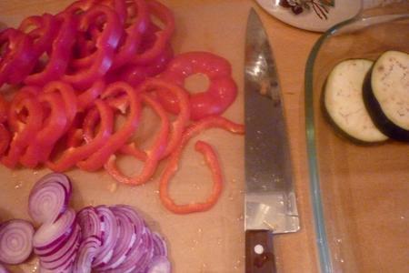 Куриные ножки в томатно-медовом маринаде и печёные овощи с томатно-сырном соусом: шаг 3