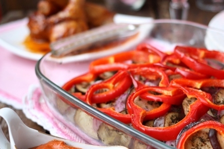 Куриные ножки в томатно-медовом маринаде и печёные овощи с томатно-сырном соусом: шаг 11