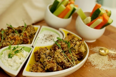 Куриные крылышки гриль с кунжутом, свежими овощами, чесночным соусом и соусом дорблю. тест драйв с окраиной.: шаг 4