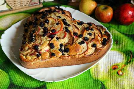 Пирог с яблоками и черноплодной рябиной на кефире: шаг 11