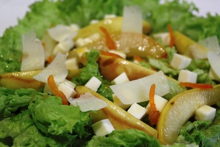 Салат с жареными грушами и сырами под медовой заправкой: шаг 4