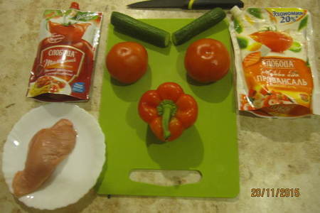 Салат с овощами и курицей, посыпанный заморожиными капельками кетчупа "слобода": шаг 1