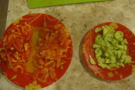 Салат с овощами и курицей, посыпанный заморожиными капельками кетчупа "слобода": шаг 3