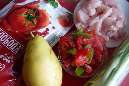 Салат с грушей, зеленым луком, куриным филе и болгарским перцем: шаг 1