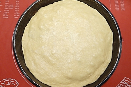 Пирог с вареным сгущенным молоком и смородиной: шаг 10
