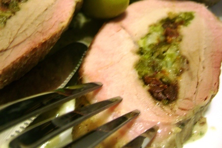 Свинина, фаршированная брынзой с зеленью под пикантным соусом: шаг 3
