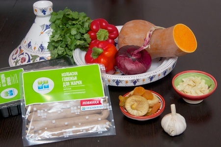 Тажин с говяжьими колбасками, фаршированными перцами в тыквенном соусе с сухофруктами и миндалем. тест-драйв с окраиной: шаг 3