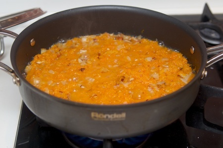Тажин с говяжьими колбасками, фаршированными перцами в тыквенном соусе с сухофруктами и миндалем. тест-драйв с окраиной: шаг 5