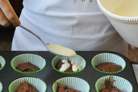 Шоколадные маффины с творожно-ягодной шапочкой: шаг 12