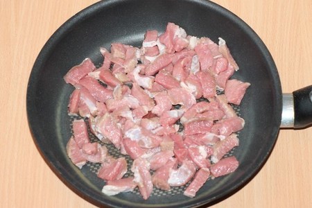 Мясо с картофелем в сметанно-томатном соусе: шаг 1