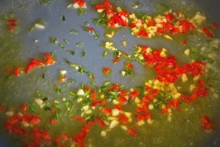 Рыба (атерина) жареная приправленная сладким соусом чили с ароматным тимьяном: шаг 2