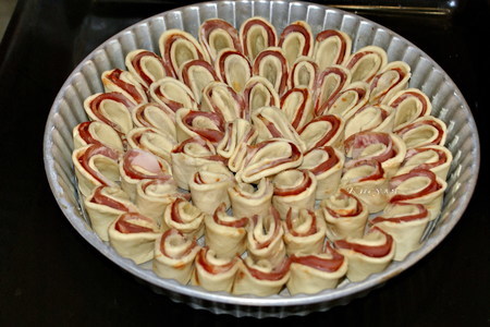 Дрожжевой пирог-цветок с беконом и кетчупом: шаг 4