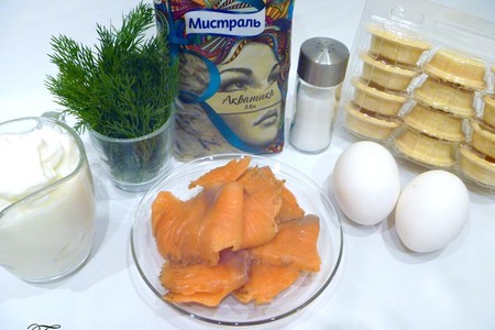 Салат  в тарталетках с рисом и форелью с укропно-йогуртовой заправкой: шаг 1