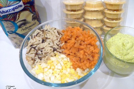 Салат  в тарталетках с рисом и форелью с укропно-йогуртовой заправкой: шаг 4