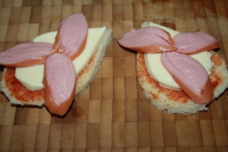 Теплые бутерброды для детского завтрака "цветочек аленький": шаг 5