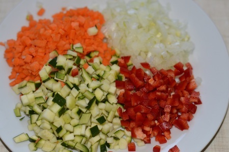 Суп с куриными фрикадельками, овощами и пастой: шаг 1