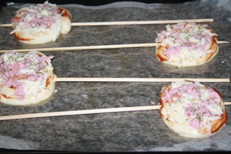 Мини-пиццы "леденцы на палочке" для детского праздника: шаг 9