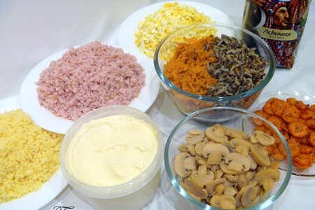 Салат слоеный праздничный с диким рисом: шаг 3