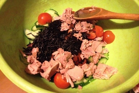 Салат с диким рисом, тунцом и свежими огурцами: шаг 4