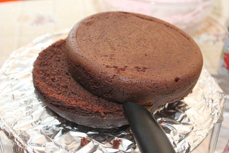 Шоколадный торт с творожно-смородиновым кремом  : шаг 11