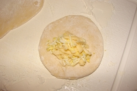 Пельмени с начинкой из сыра и яйца: шаг 4