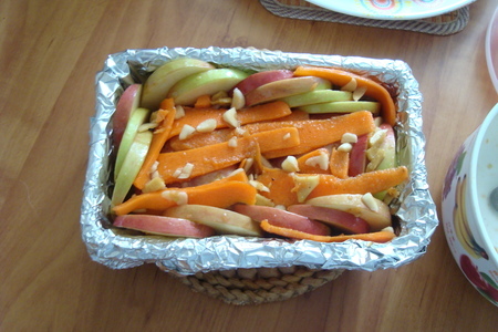 Куриные бедра с яблоком, морковью - обед "согревающий сердца": шаг 5