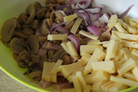 Салат с варено-копченой корейкой, фасолью и сыром: шаг 3