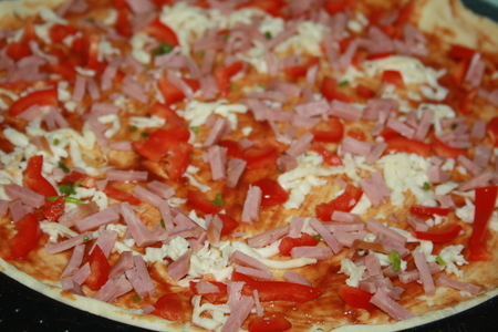 Пицца "сочная" с помидорами, ветчиной и паприкой: шаг 4
