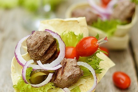 Мини-колбаски на гриле в лаваше с овощами: шаг 6