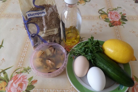 Салат с рисом, огурцом и мидиями: шаг 1