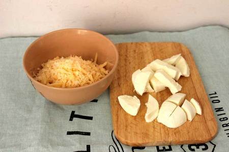 Сосиски-гриль, запеченные с моцареллой в томатном соусе с сырной корочкой: шаг 3