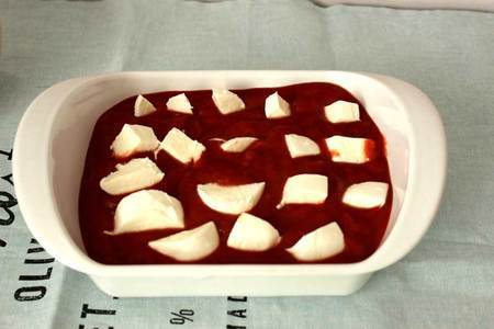 Сосиски-гриль, запеченные с моцареллой в томатном соусе с сырной корочкой: шаг 4
