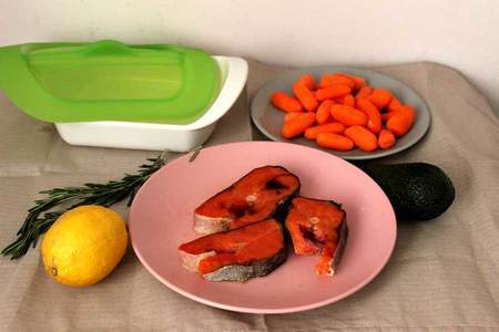 Кижуч, запеченный с беби-морковью, с соусом из авокадо. тест-драйв с lekue: шаг 1