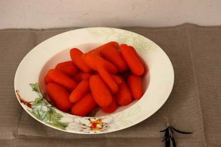 Кижуч, запеченный с беби-морковью, с соусом из авокадо. тест-драйв с lekue: шаг 2