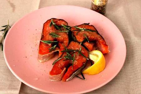 Кижуч, запеченный с беби-морковью, с соусом из авокадо. тест-драйв с lekue: шаг 3