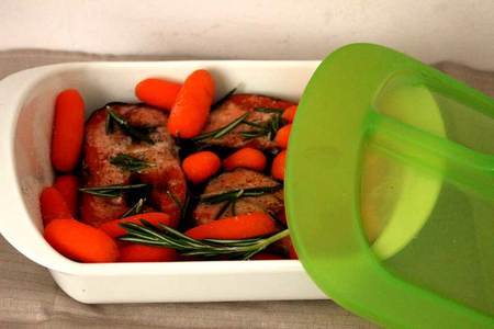 Кижуч, запеченный с беби-морковью, с соусом из авокадо. тест-драйв с lekue: шаг 4