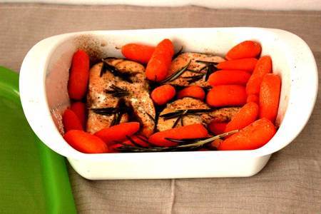 Кижуч, запеченный с беби-морковью, с соусом из авокадо. тест-драйв с lekue: шаг 6
