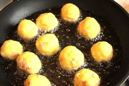 Картофельные крокеты с ветчиной и сыром под соусом дзадзики: шаг 6