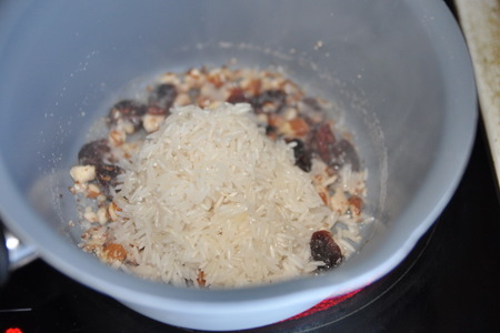 Рис с вяленой клюквой и орехами: шаг 4