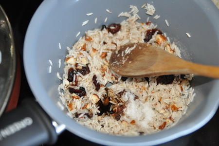 Рис с вяленой клюквой и орехами: шаг 5
