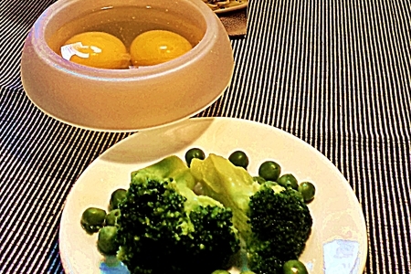 Яйца с брокколи и зеленым горошком! "3 шага и готово!" быстро и вкусно! : шаг 2